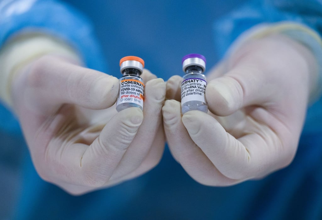 Ampullen mit dem Wirkstoff Comirnaty von Biontech/Pfizer gegen das Coronavirus. Eine halbe Million Corona-Impfungen sind am Wochenende in Deutschland dazugekommen.