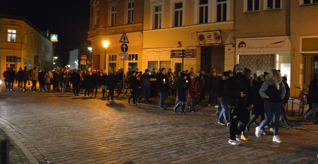 410 Spaziergänger gingen am Montag in Stendal auf die Straße.