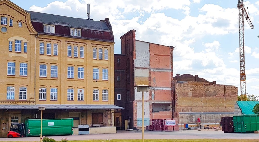 Vor der Fassadenerneuerung: Mit dem Abriss des Kesselhauses 2017 traten die blanken Mauern der Nachbargebäude zutage.