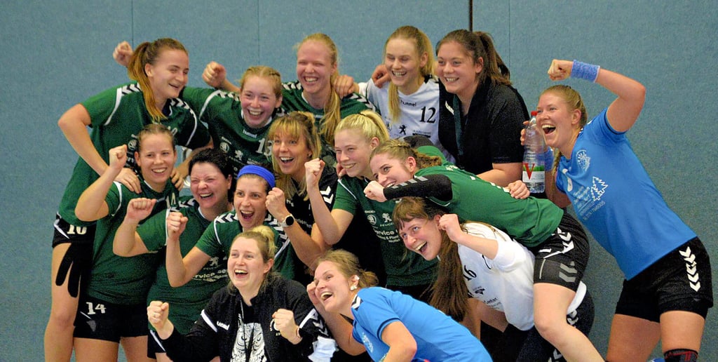 Und obwohl die Handball-Frauen des SV Oebisfelde II die Partie am Ende recht deutlich gewinnen konnten, „mogelten“ sich auch Spielerinnen des MTV mit auf das Siegerselfie, denn auch sie hatten großen Spaß, endlich wieder Handball zu spielen.