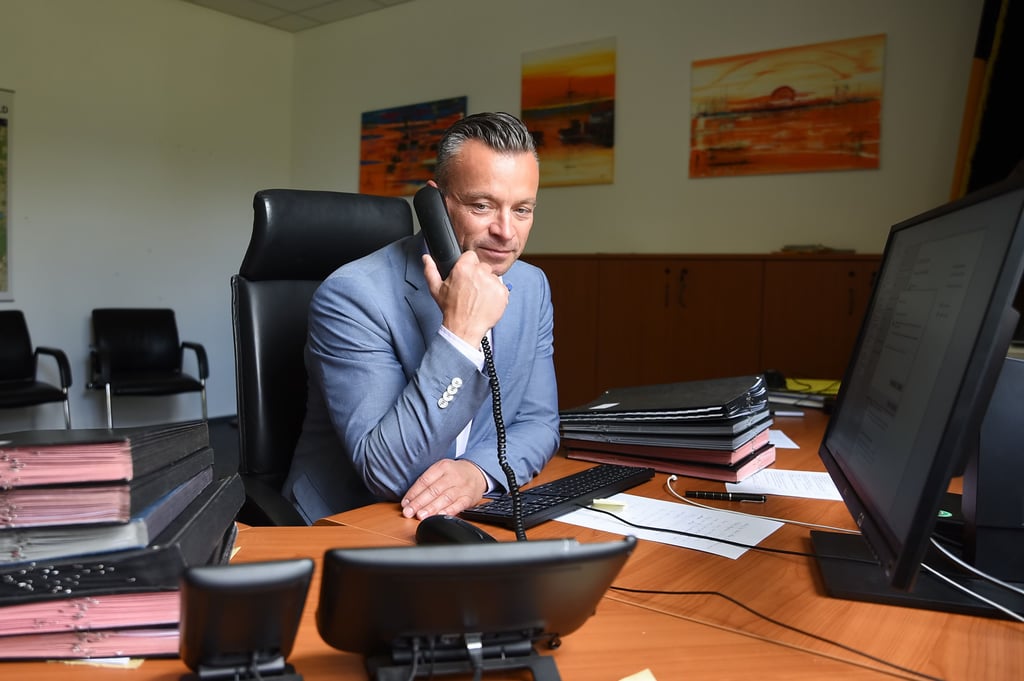 Landrat Andy Grabner in seinem Büro in der Landkreisverwaltung