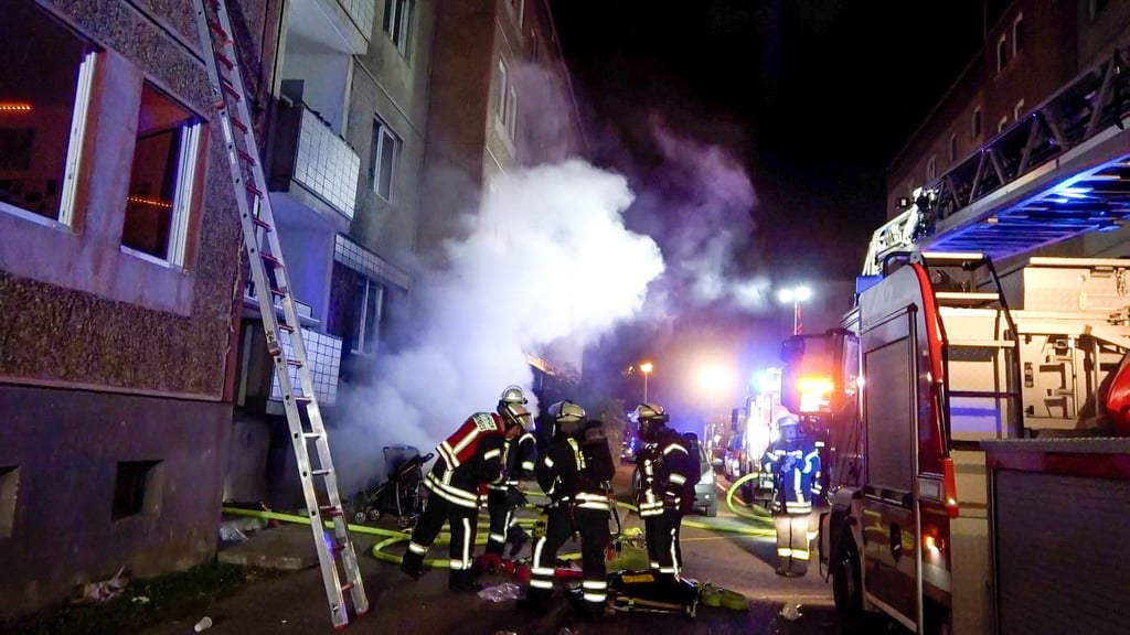 Einer der schwersten Einsätze 2021 für die Freiwillige Feuerwehr Magdeburg-Rothensee war ein Brand in der Hugenottenstraße.