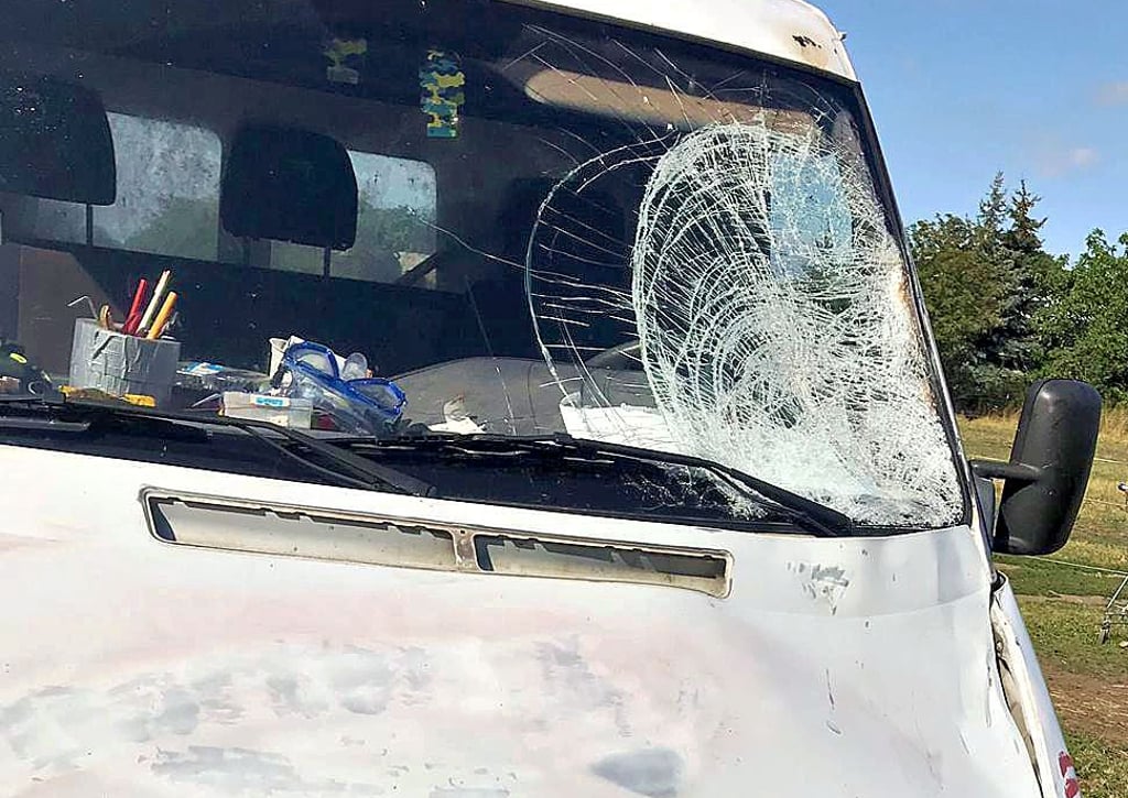 Die Unfallspuren an dem weißen Klein-Transporter zeugen von der Wucht des Aufpralls. Das Opfer soll nach Angaben der Rechtsmediziner auf der Stelle tot gewesen sein. Der 33-jährige Angeklagte soll 0,78 Promille im Blut gehabt haben.
