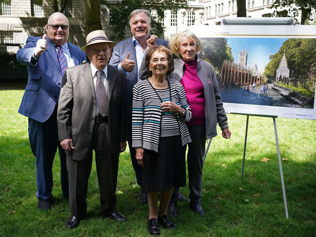 Der ehemalige konservative Abgeordnete Eric Pickles (links) und der frühere Erziehungsminister Ed Balls posieren mit den Holocaust-Überlebenden Sir Ben Helfgott, Lily Ebert (2. v. r.) und Susan Pollack (Archivbild).