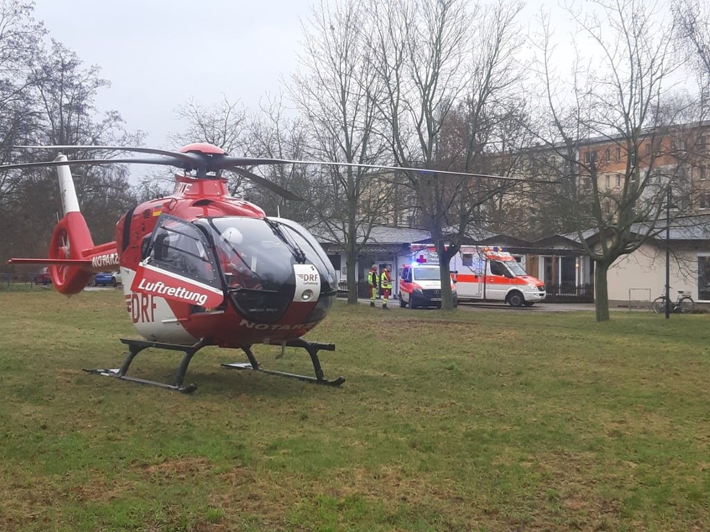 Der Rettungshubschrauber fliegt das schwer verletzte Kind in eine Klinik.