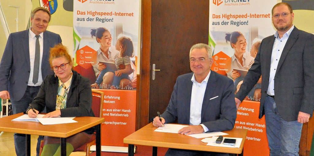 Für die Erschließung der sogenannten schwarzen Flecken haben die Stadt Gardelegen und die DNS:NET Internet Service GmbH eine Kooperationsvereinbarung unterzeichnet, hier Andreas Kluge, Geschäftsführer des Zweckverbandes Breitband Altmark (von links), Gardelegens Bürgermeisterin Mandy Schumacher, DNS:Net-Repräsentant Hardy Heine und Jens Strahlendorff vom Privatkundenvertrieb der Firma bei der Unterzeichnung im Gardelegener Rathaussaal.