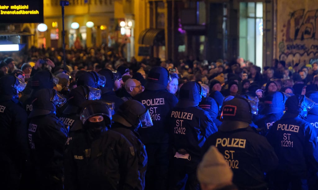Die Polizei war am Montagabend bemüht, in Halles Innenstadt Demonstranten und Gegendemonstranten voneinander zu trennen.