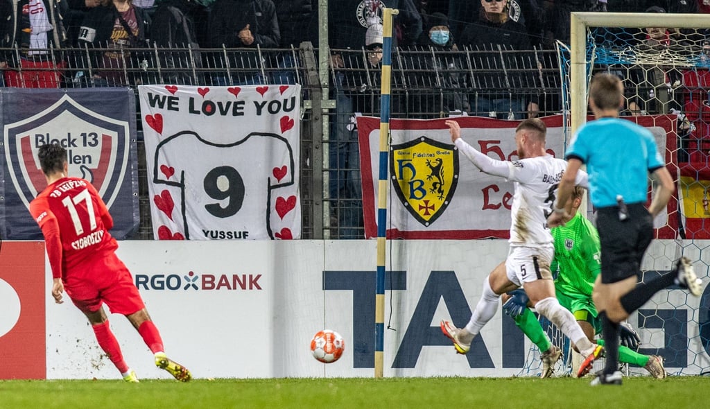 Leipzigs Dominik Szoboszlai (l) war der Matchwinner gegen den SV Babelsberg.
