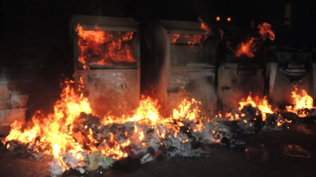 In Gardelegen gingen drei Altkleidercontainer an der Schillerstraße in Flammen auf.