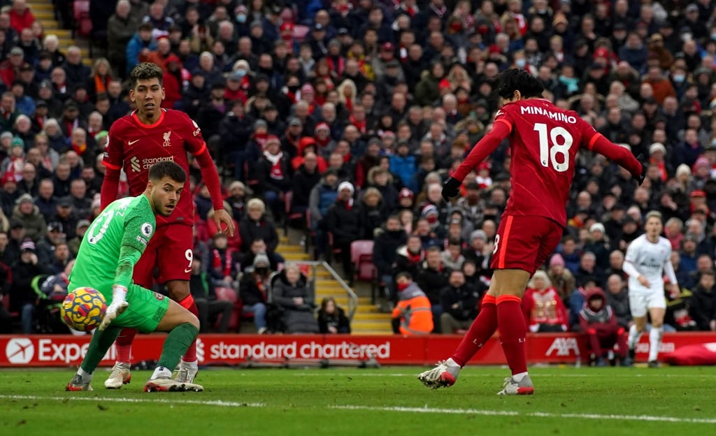 Liverpools Takumi Minamino erzielt das 3:0 gegen den FC Brentford.