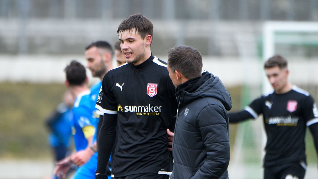 HFC-Profi Fynn Otto, hier mit Trainer André Meyer.