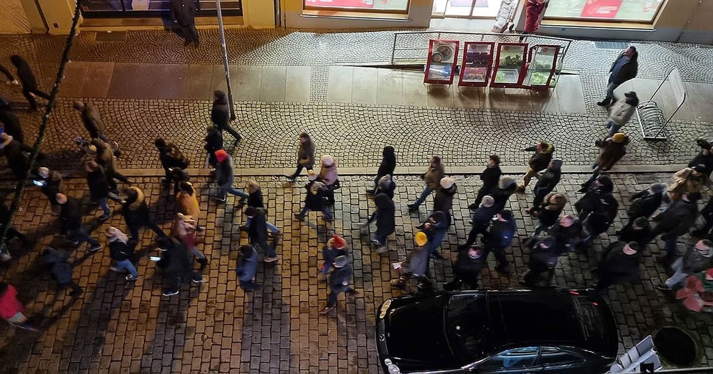 Auf einer derartigen Demo gegen Corona-Maßnahmen in Aschersleben kam es zu dem Hakenkreuz-Vorfall.