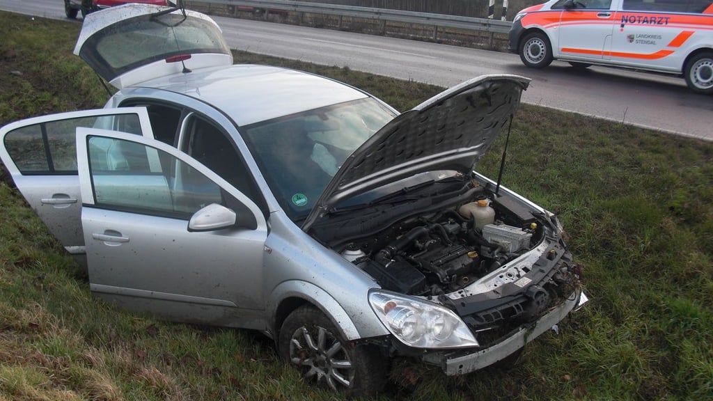 Der Opel landete unsanft neben der B188 bei Stendal im Straßengraben. Alle fünf Insassen verletzten sich bei dem Unfall.