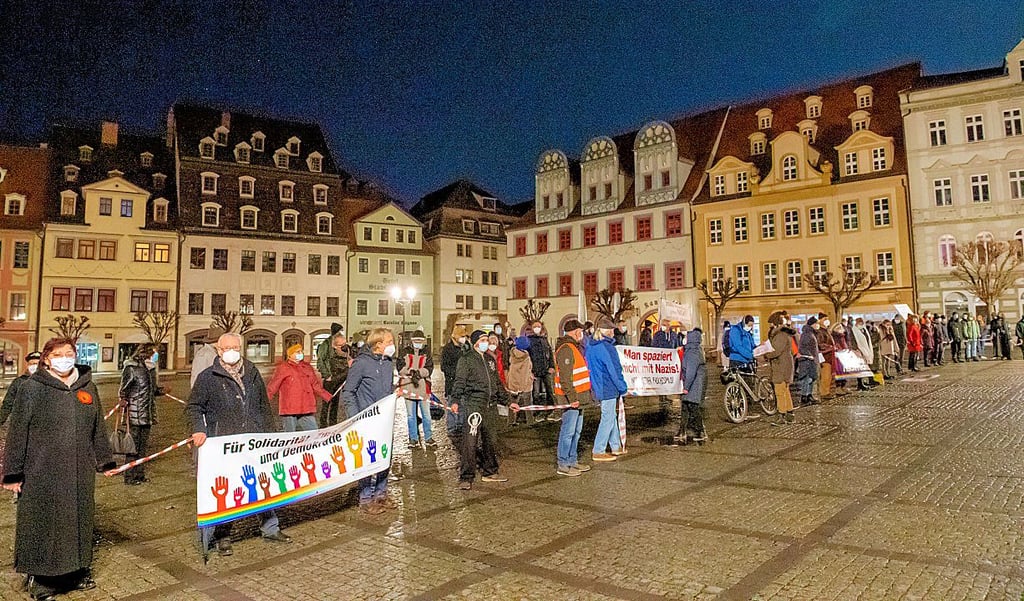Auf dem Naumburger Markt bildet sich eine Menschenkette als Gegendemo, die ein Zeichen für den Zusammenhalt setzen will.