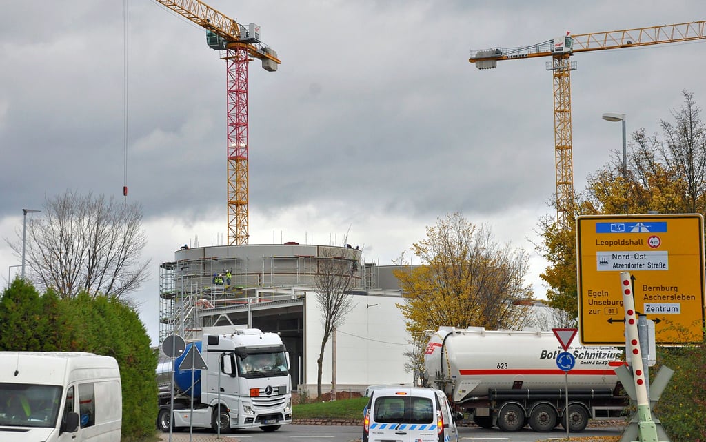 Schwankungen in der Höhe der Gewerbesteuer-Einnahmen kommen auch dann zustande, wenn Firmen investieren und nicht so viele Abgaben leisten müssen wie vielleicht im Jahr zuvor. Das Foto stammt vom Bau des Salzwerks in Staßfurt.