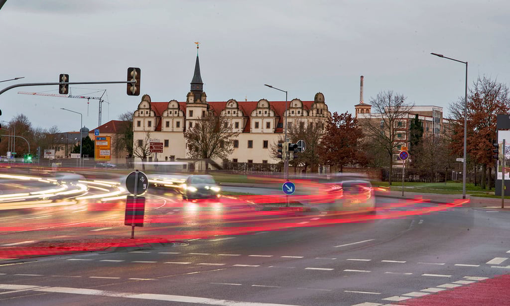 Diese Straße verwehrt den direkten Zugang von der Stadt zum Fluss. Um das zu ändern, gibt es Visionen, aber kein Geld.