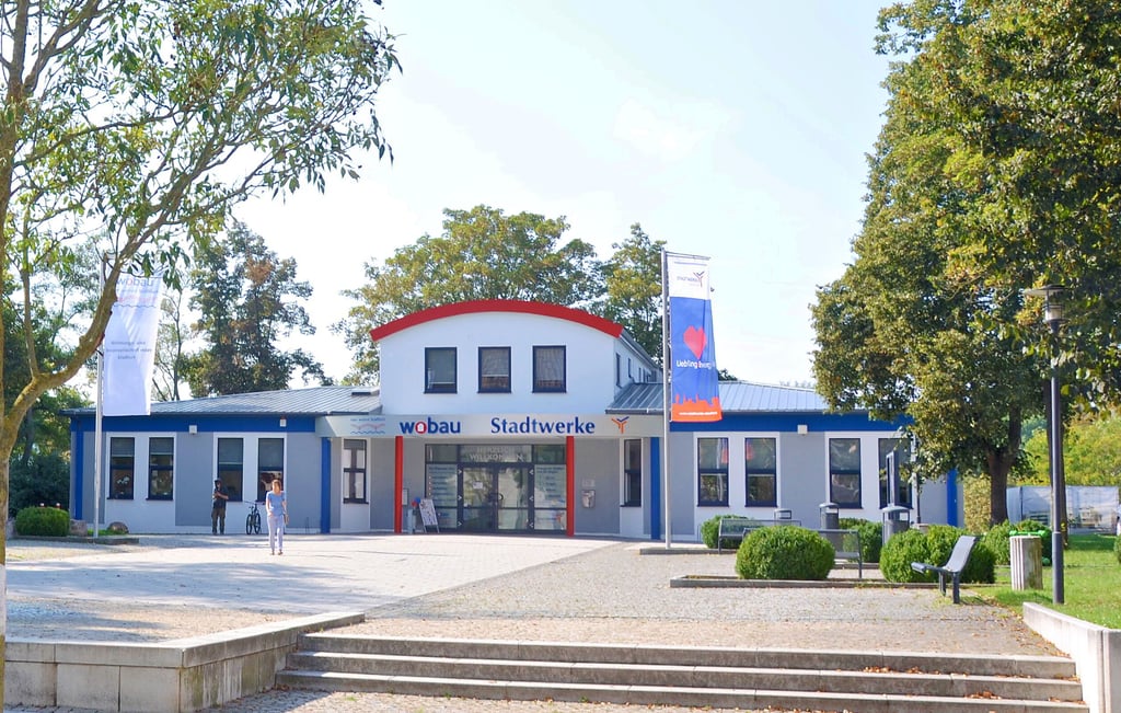 Die Wobau hat ihren Sitz in der Staßfurter Innenstadt am Sperlingsberg. Die Wohnungs- und Baugesellschaft ist ein hundertprozentiges kommunales Tochterunternehmen der Stadt Staßfurt.