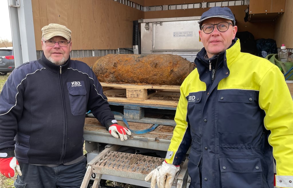 Olaf Machnik (rechts) vom Kampfmittelbeseitigungsdienst, der die Bombe entschärft hat, und sein Kollege, Munitionsräumarbeiter Volkmar Seliger, mit der amerikanischen Fliegerbombe, die am Mittwoch im Magdeburger Gewerbegebiet Nord unschädlich gemacht worden war.