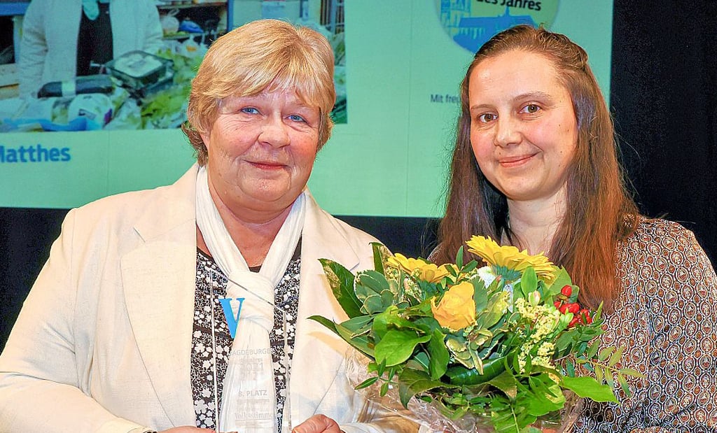 Lebensmittelretterin Sybille Matthes (links) und Redakteurin Christina Bendigs beim Magdeburger des Jahres 2021.