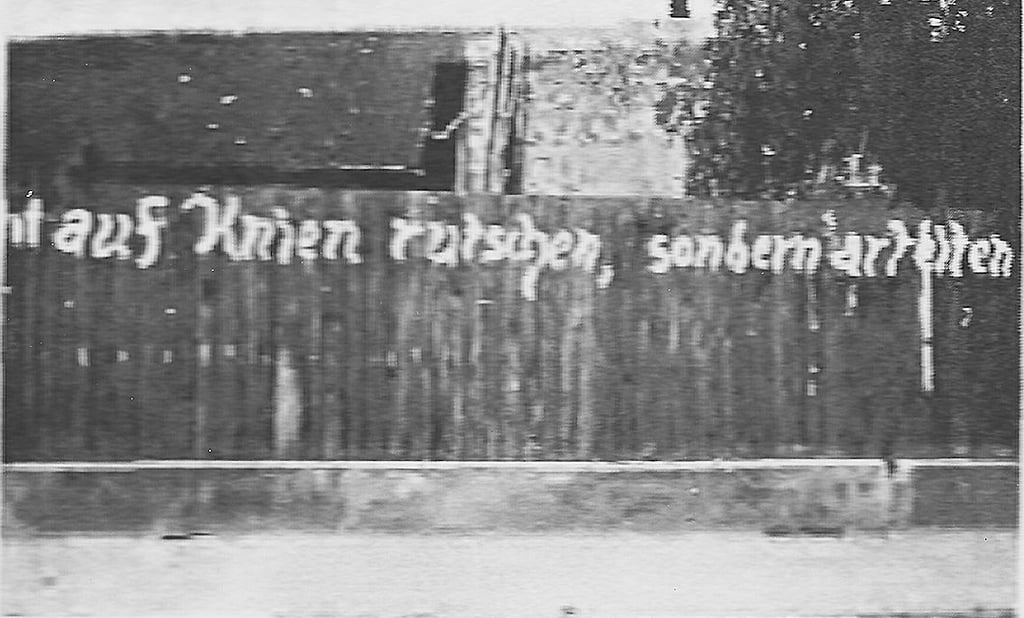 „Nicht auf Knien rutschen, sondern arbeiten", hieß es an einem Holzzaun in Groß Ammensleben.