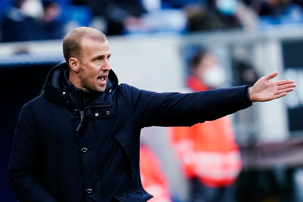 Hoffenheims Trainer Sebastian Hoeneß coacht seine Mannschaft während einer Partie.