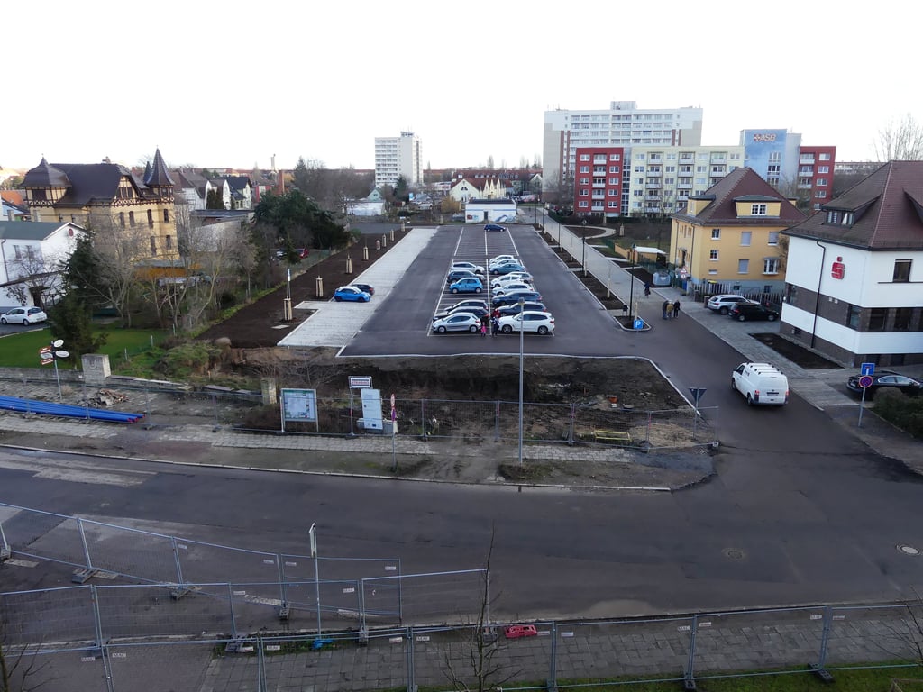 Der neue Parkplatz Soleweg in Bad Dürrenberg. Kiosk und öffentliche Toilette fehlen noch.