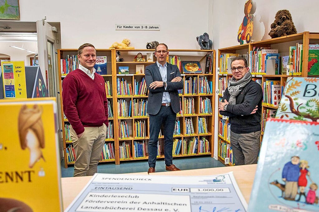 Partner in der Sache: Bibliothekschef Marc Lakotta, Nicky Meißner von der Wohnungsgenossenschaft, Fördervereinschef Thomas Passek (v.l.)