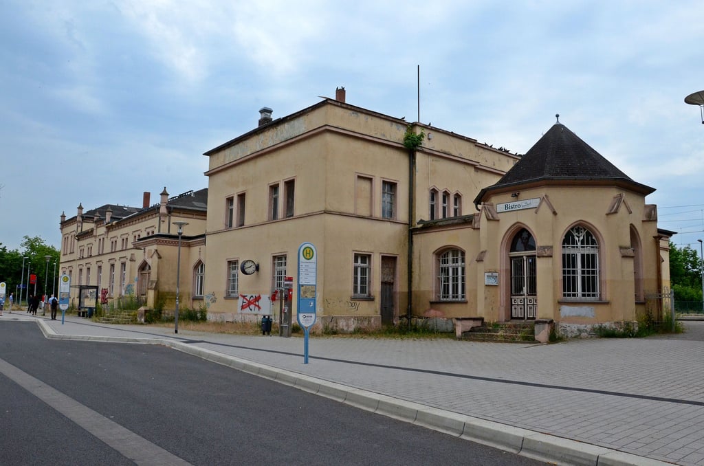 Noch ein Schandfleck soll das Zerbster Bahnhofsgebäude seine einstige Pracht zurückerhalten und künftig nicht nur Zugreisende anlocken.