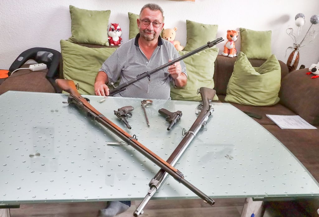 Der Vorsitzende des Großkaliberschützenvereins Eisleben, Michael Litschko, hat sechs historische Waffen eingelagert.