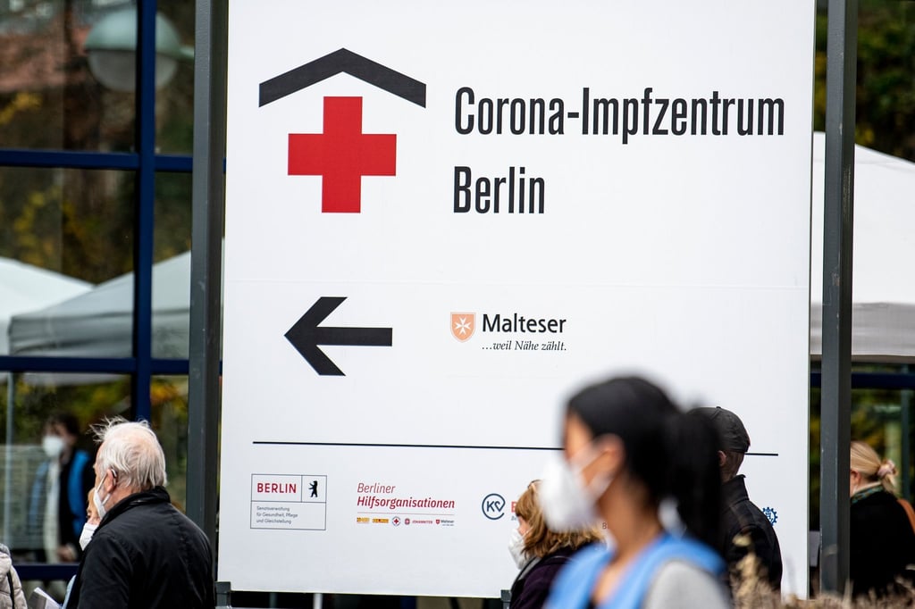 Corona-Impfzentrum Berlin Messe. Laut RKI geht die tägliche Impfquote langsam wieder zurück.