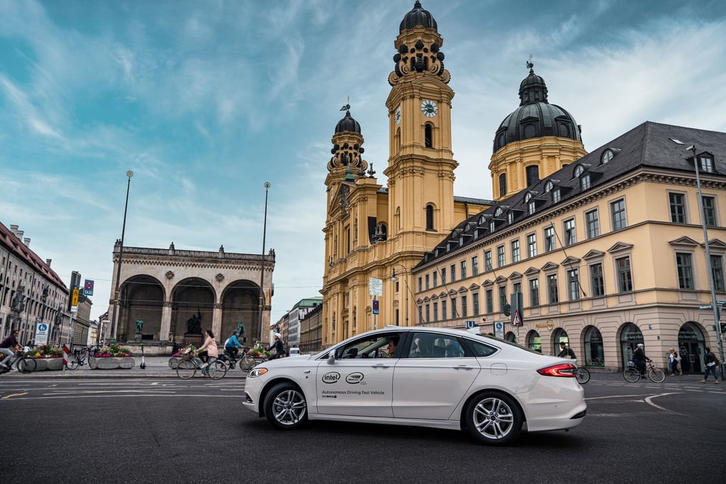Elektroautos von VW fahren künftig mit einem Spurhalte-Assistenten der Intel-Firma Mobileye, der auch ohne Fahrbahn-Markierungen funktioniert.