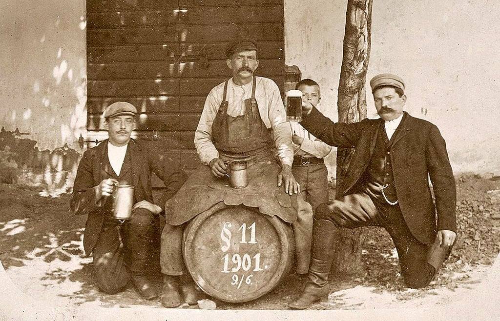 In der Sammlung historischer Fotos von Harald Hoppe befindet sich auch dieses Bild von 1901 der Osterfelder Brauer Kuhn, Sänger und Stange.