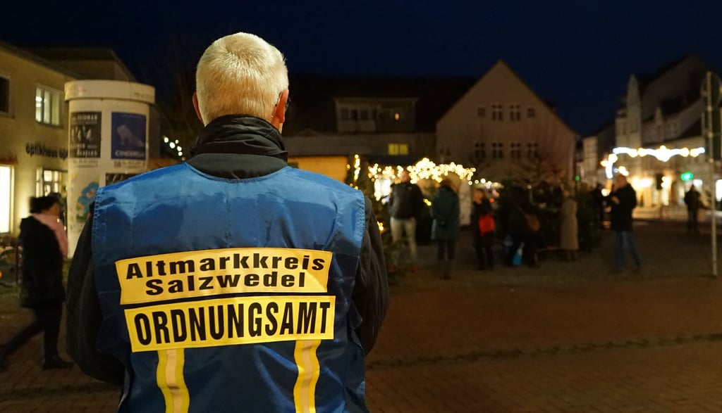 Kreisordnungsamtsleiter Hans Thiele bei der Überwachung einer der Versammlungen im Dezember in Salzwedels Zentrum.