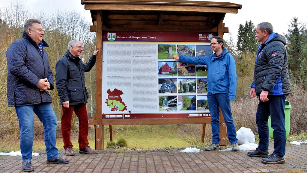 Bei der Einweihung der Geoparktafel (von links): Bürgermeister Ronald Fiebelkorn (CDU), Klaus George, Geschäftsstellenleiter des Regionalverbandes Harz, Tannes Ortsbürgermeister Christian Resow (parteilos) und Thomas Schult, Leiter des Tourismusbetriebs.