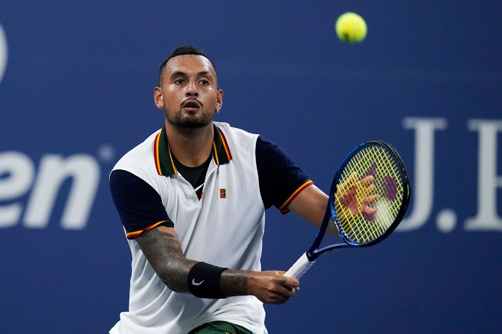 Der australische Tennisprofi ist positiv auf das Coronavirus getestet worden.