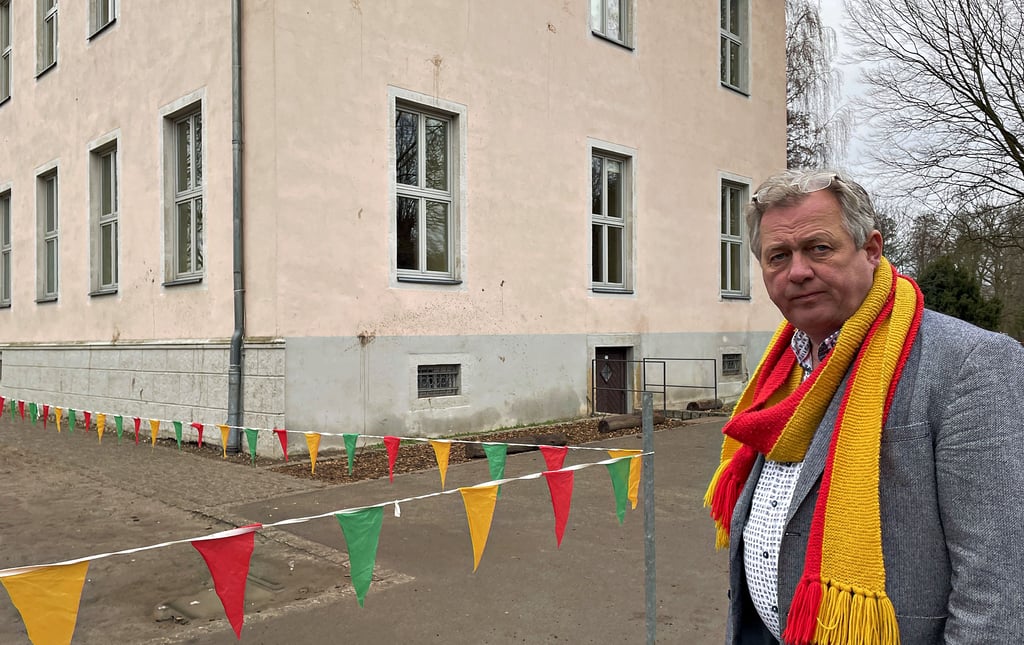 Stadtbürgermeister Frank von Holly ist sauer über die jüngste Verschmutzung des Möckeraner Schlosses. Unbekannte haben es mit Schlamm beworfen.
