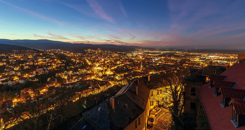 Blick vom Schloss Wernigerode auf die bunte Stadt am Harz: Spätestens am 24. April ist klar, wer künftig die Verantwortung im Wernigeröder Rathaus übernimmt.