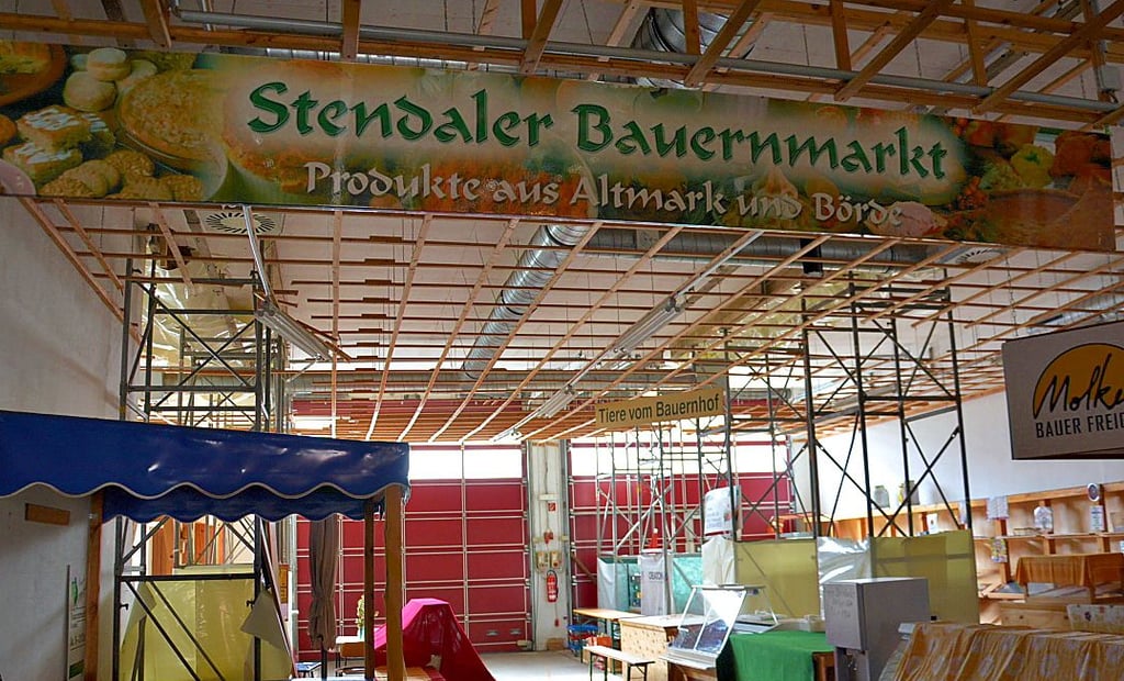 Der hintere Hallenteil hat eine Stützkonstruktion bekommen, damit trotz der Dachschäden der Bauernmarkt in Stendal öffnen kann.