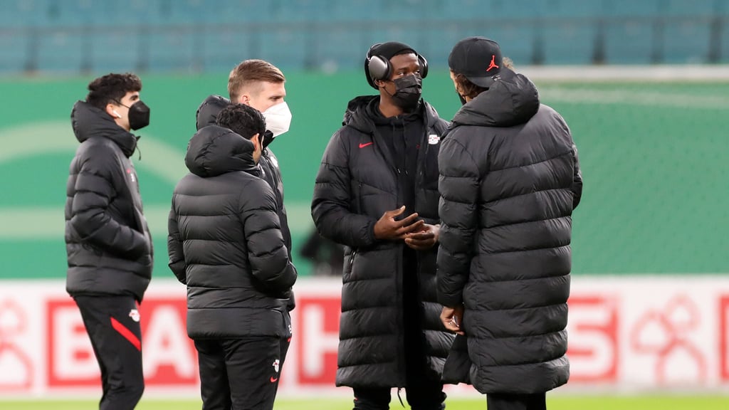 Die voraussichtlichen RB-Wechselspieler Novoa, Olmo, Mukiele und Poulsen (v.l.) gegen Hansa