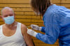 Werner Richter bekommt die Coronaschutz-Impfung im Straacher Impfzentrum. 