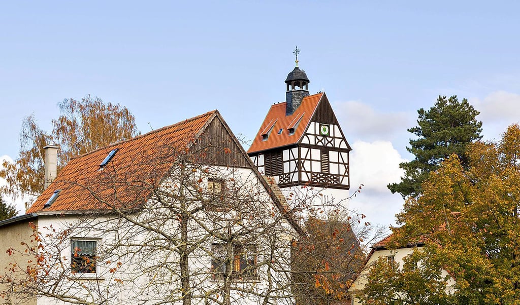 Majestätisch ragt die Kirche über Spora. In dem Ort im Burgenlandkreis gibt es zwei Kinderbürgermeisterinnen.