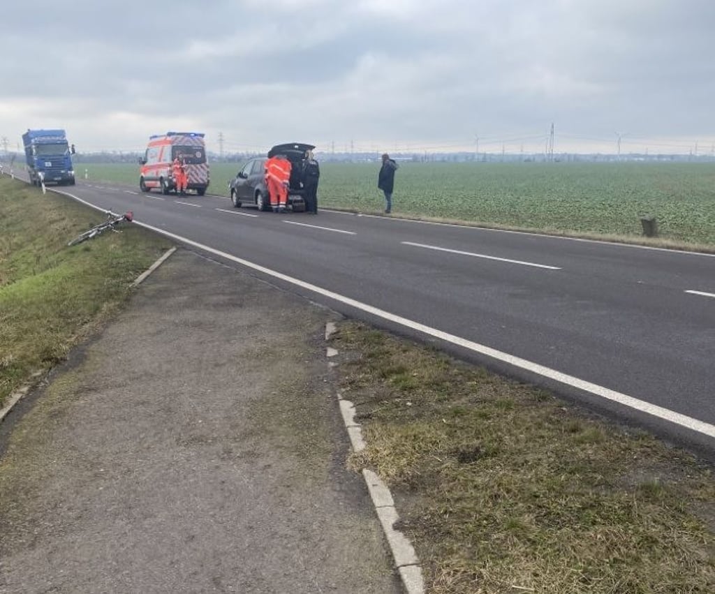 Als der Radweg neben der L47 endete, fuhr eine Radfahrerin am Mittwoch (19. Januar) auf die Straße. Dort stieß sie mit einem Auto zusammen. Die Rentnerin wurde verletzt und musste in ein Krankenhaus gebracht werden.