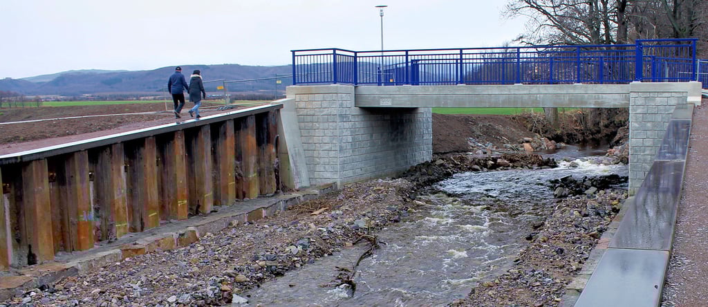 Die neue Brücke an der Veckenstedter Furt ist so gut wie fertig. Sie muss nur noch den Asphalt auf Fahrbahn und Fußgängerweg erhalten.