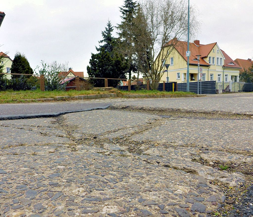 Seit Monaten gefährdet diese mehrere Zentimeter tiefe Senkung in der Bahnhofstraße in Barby vor allem Radfahrer.