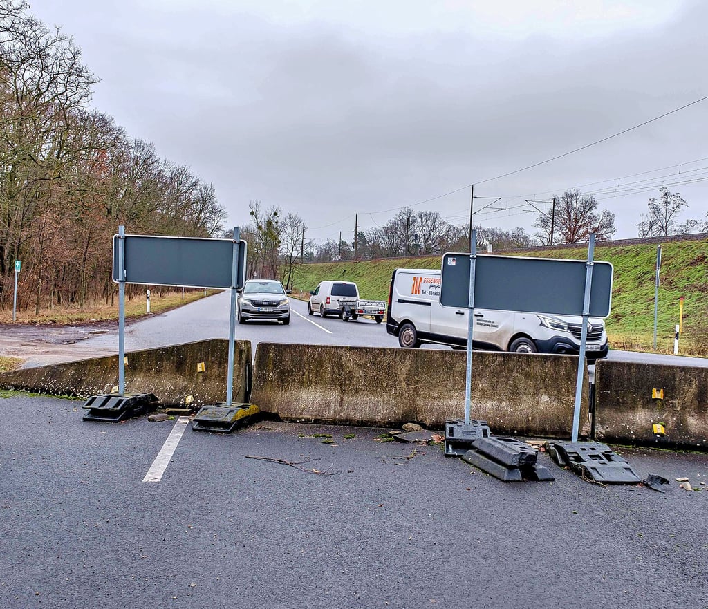 Bis hierher und wann weiter? Straßenstummel am Wiesigker Tor, nördlich von Labetz. Hier fehlt seit Jahren die L 126n.