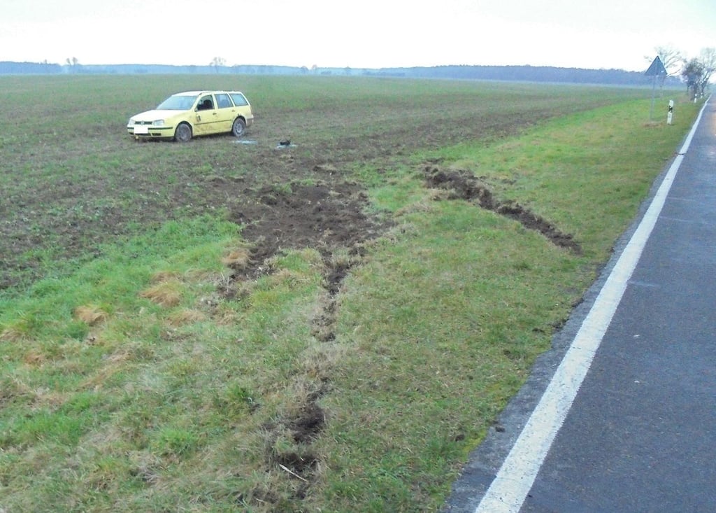 Die Spur des Unfallwagens zeichnet sich neben der K1062 bei Rindtorf deutlich ab.