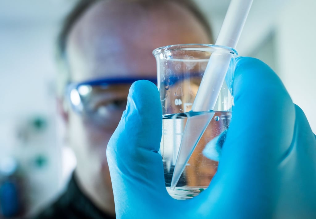 Als Fachkraft für Abwassertechnik zu arbeiten ist nur einer von vielen möglichen Berufen, in denen man sich mit Umwelttechnik und Klimaschutz befasst.
