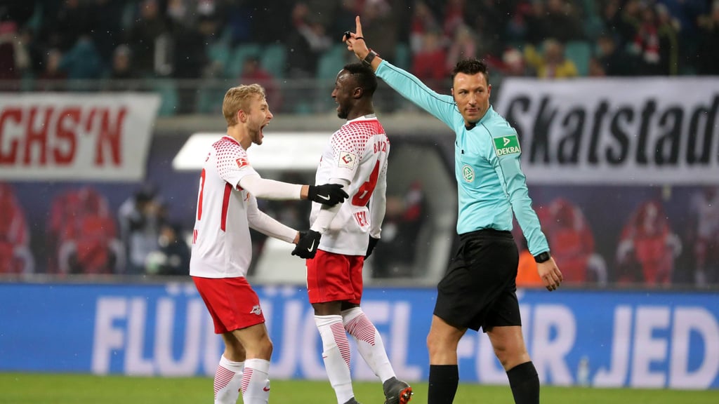 Eine Szene aus dem Jahr 2018: Naby Keita (Mitte) jubelt mit Konrad Laimer über ein Tor, rechts daneben: Schiedsrichter Sven Jablonski.
