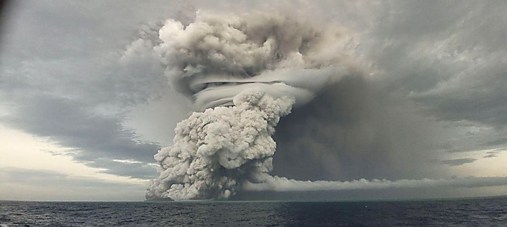 Über dem Vulkan Hunga-Tonga-Hunga-Ha'apai steigt eine große Asche-, Dampf- und Gaswolke über dem Meeresspiegel auf.