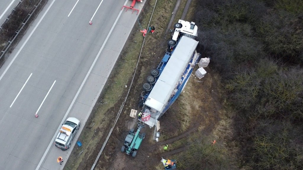 Ein Lkw-Fahrer ist am Dienstagmorgen (18. Januar) auf der A2 in der Börde von der Fahrbahn abgekommen. Als Unfallursache wird Sekundenschlaf verursacht. Der Fahrer wurde leicht verletzt.